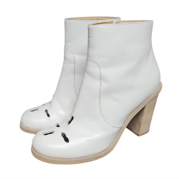 MM6 Maison MargielaWhite Cutout Ankle Boots / Booties in Size EU 38 / US 8